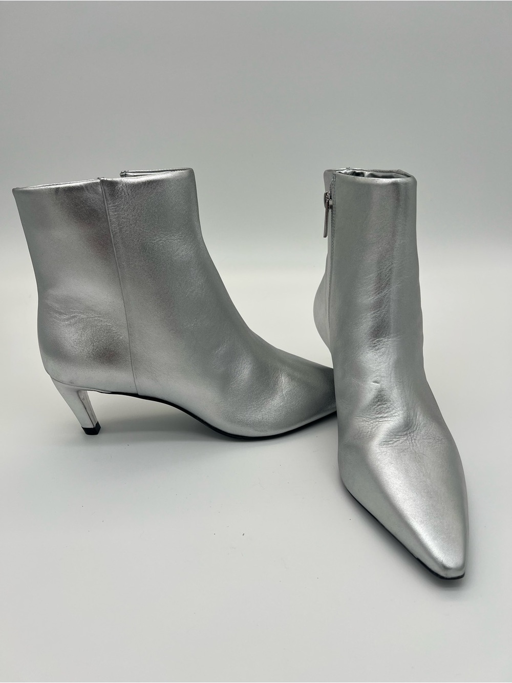 Vince Comuto Quinley Silver Pointed-Toe Kitten Heel Ankle Boots for Women size 9
